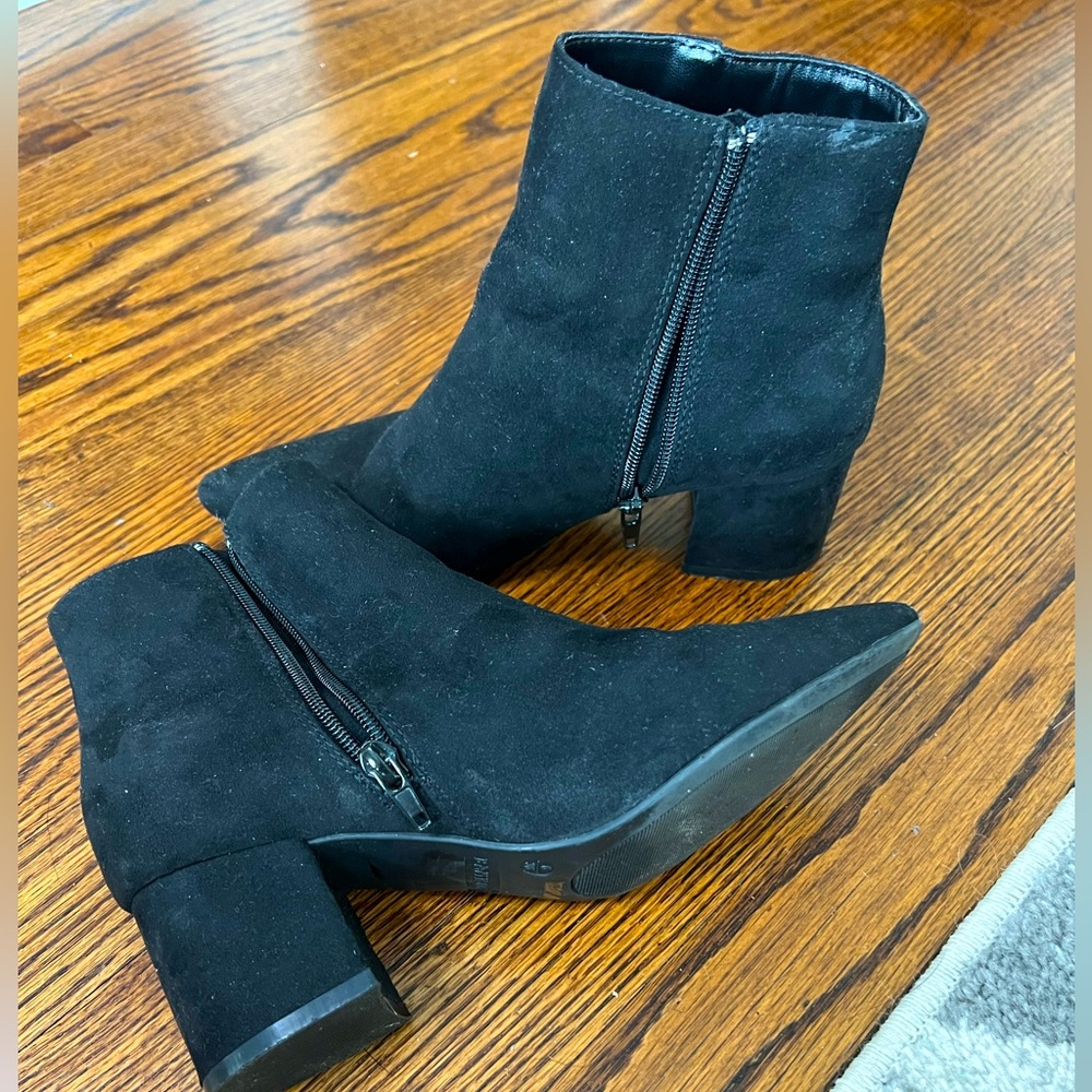 Bamboo black size 6 ankle booties with chunky heel and zippers